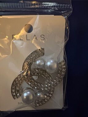 FASHION Ella Silver Crystal & Pearl CC Brooche - Silver